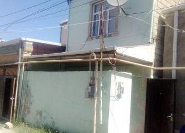 Abşeron rayonu Xırdalan şəhərinin mərkəzində 2 mərtəbəli 4