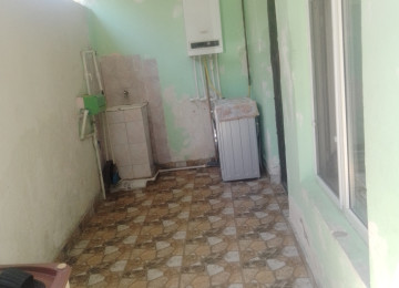 Abşeron rayonu Xırdalan şəhərinin mərkəzində 2 mərtəbəli 4