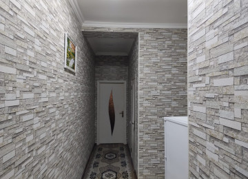 Ev Xırdalanin mərkəzində Heydər Parkının yaxınlığında