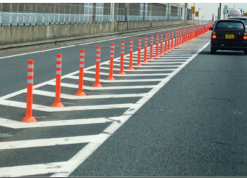 Delineatorlar görünən zolaq yaratmaqla nəqliyyat