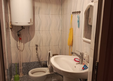 Xırdalanda 7 nömrəli məktəbin yanında 1 otaqlı mənzil