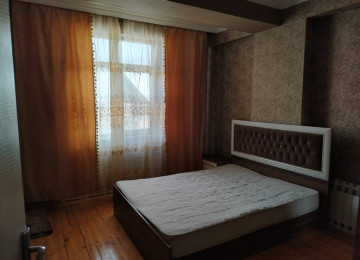 Xlrdalan 3 sayll tam orta mektebin yanl Tələbələr ve az