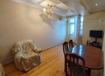 Xlrdalan 3 sayll tam orta mektebin yanl Tələbələr ve az