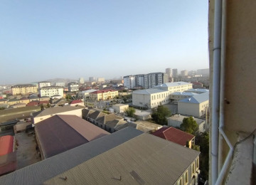 Xlrdalan 3 sayll tam orta mektebin yanl Tələbələr ve az