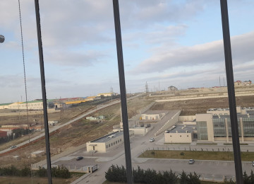 Ev Xırdalanda 10 nömrəli məktəb və Abşeron mərkəzi