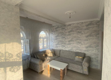 Herbir seraiti var Qaz Su Isiq daimidir. Elave su çəni var.