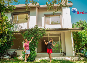 Hövsanda mida sosial binaların qarşısında mansardli həyət