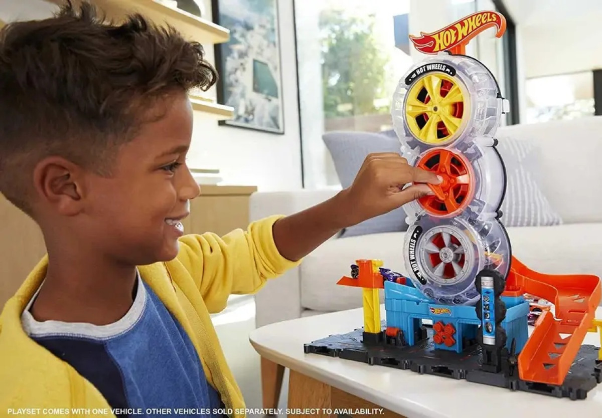 Hot wheels трек Когда дети отправляются в магазин Hot Wheels они открывают