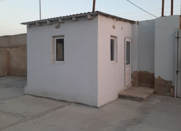 Zengezur sadliq sarayi ile uzbe uz 250m icerde Anbar kiraye