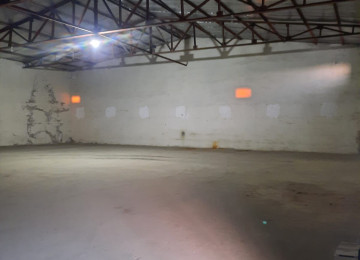 Zengezur sadliq sarayi ile uzbe uz 250m icerde Anbar kiraye