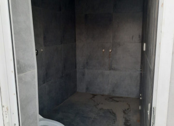 Zengezur sadliq sarayi ile uzbe uz 250m icerde Anbar kiraye