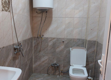 Mənzil Abşeron rayonu, Saray qəsəbəsində yerləşir. Saray