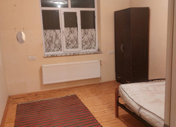 Mənzil Abşeron rayonu, Saray qəsəbəsində yerləşir. Saray