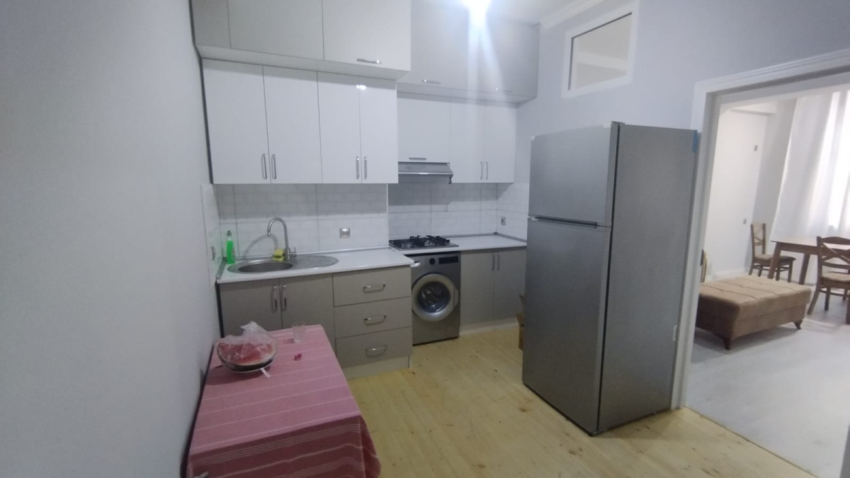 2 otaq menzil kiraye verlir Tam təmirli, yeni mebellərlə təchiz olunub, suyu, işığı,