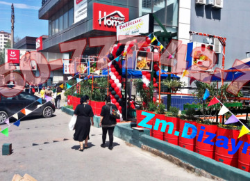 Şar və bayraqla bəzədilmə Şar və bayraqla bəzədilmə. Toxunan sar. Sarlarla dekor.