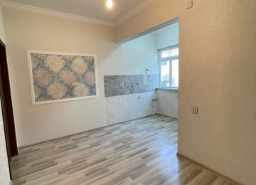 Ev Xırdalanda AAAF parkın yanında yerləşir.5Nömrəli