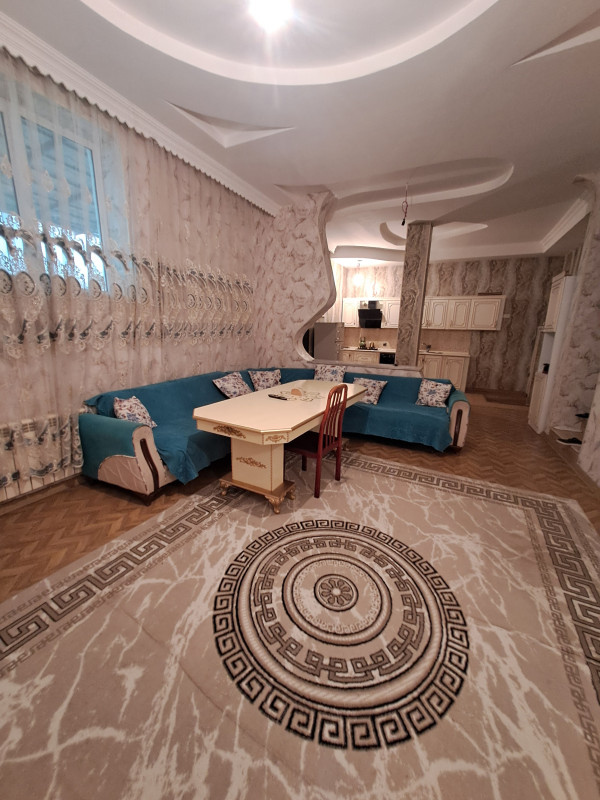 Kiraye günlük ev Naxçıvan şəhərin tam mərkəzində 3 otaqlı əla təmirli evi