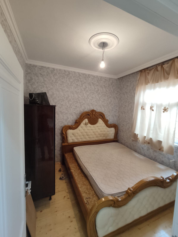 2 otaq heyet evi satllr 119 saylı avtobusun son dayanacağına yaxın. Həm evin, həm