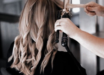 SAÇ USTASI kursu. Saç ustası kursunda öyrədilir. ~ Müxtəlif