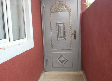 119 saylı avtobusun son dayanacağına yaxın. Həm evin, həm