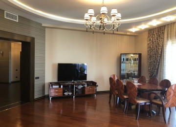 В центре города на против Порт Баку в здание АЗИНКО в