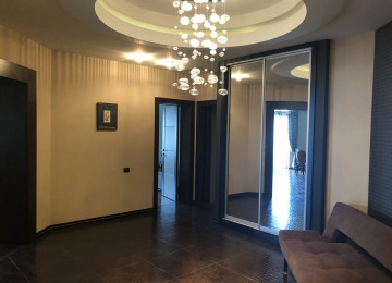 В центре города на против Порт Баку в здание АЗИНКО в