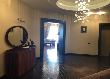 В центре города на против Порт Баку в здание АЗИНКО в