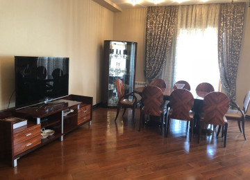 В центре города на против Порт Баку в здание АЗИНКО в