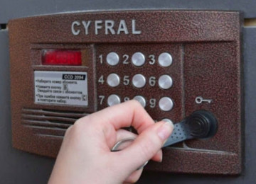 Təqdim etdiyimiz Access control sistemi hem brelok, hem de