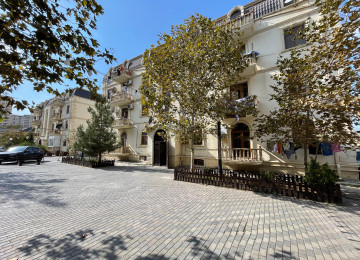 Ev Xırdalan AAAF park yaşayış kompleksində yerləşir.AAAF