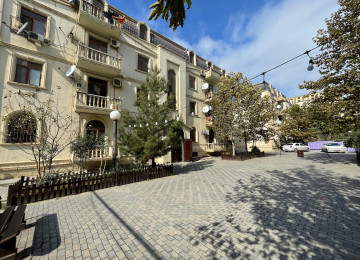 Ev Xırdalan AAAF park yaşayış kompleksində yerləşir.AAAF