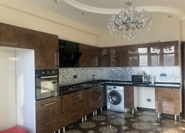 Dəniz və şəhər mənzərəli tam təmirli və yaşayış-istifadə