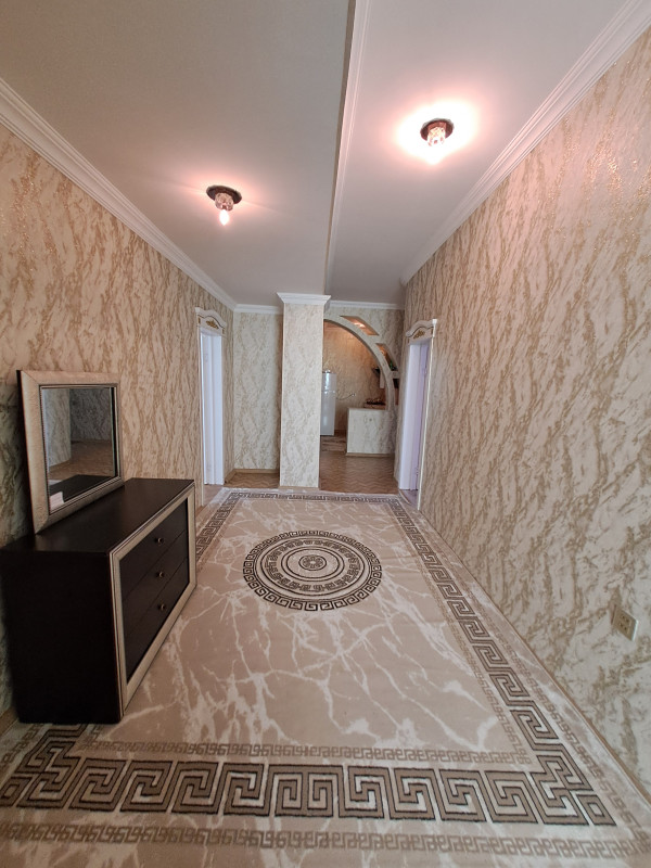 Naxçıvan şəhərin mərkəzi Naxçıvan şəhərin tam mərkəzində əla təmirli 4 otaqlı evi