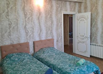 Naxçıvan şəhərin tam mərkəzində əla təmirli 4 otaqlı evi