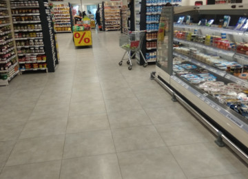 Qızıl Tac restoranına yaxın yeni tikili altı market satılır