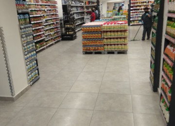 Qızıl Tac restoranına yaxın yeni tikili altı market satılır