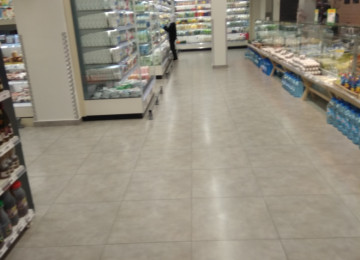 Qızıl Tac restoranına yaxın yeni tikili altı market satılır