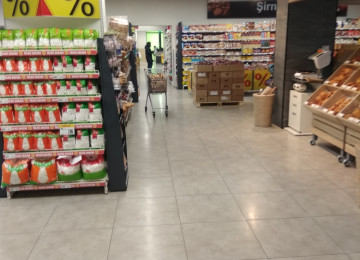 Qızıl Tac restoranına yaxın yeni tikili altı market satılır