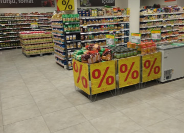 Qızıl Tac restoranına yaxın yeni tikili altı market satılır