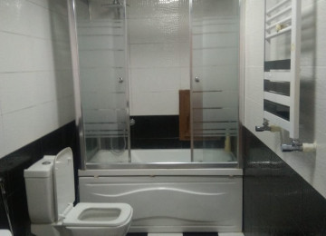 Mənzil 3 otaqli bütün əşyalarla təmin olunub. Rahat yaşayış