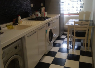 Mənzil 3 otaqli bütün əşyalarla təmin olunub. Rahat yaşayış