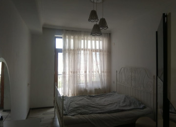 Mənzil 3 otaqli bütün əşyalarla təmin olunub. Rahat yaşayış