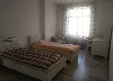 Mənzil 3 otaqli bütün əşyalarla təmin olunub. Rahat yaşayış