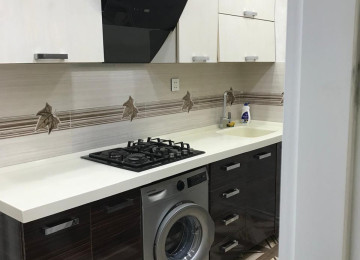 Xırdalan şəhəri AAF park.Beş mərtəbə evin beşinci