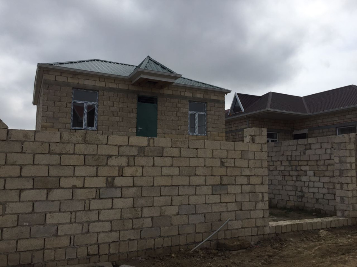 atyali qesebesinde 2 otaqli heyet evi KREDITLE ilkin odeniwi 13 min AZN odemekle Avtovagzaldan 25