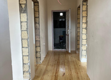 Qobu qesebesi 4 otaqll heyet evi satllr ev yeni tiklib 100