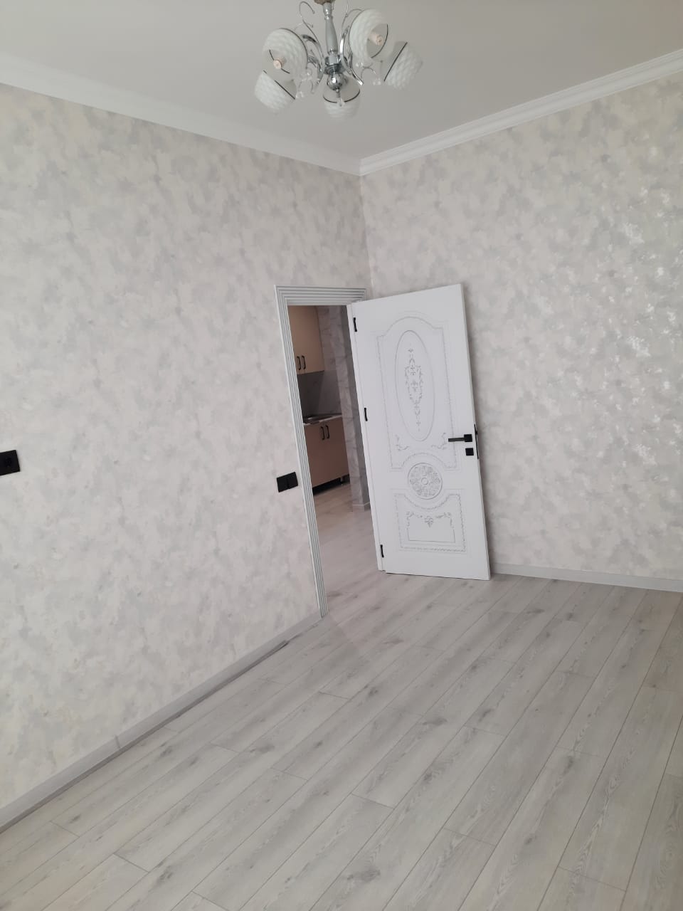 ev Xırdalan şəhərində at heykəlinin yaxınlıqında yerləşir.