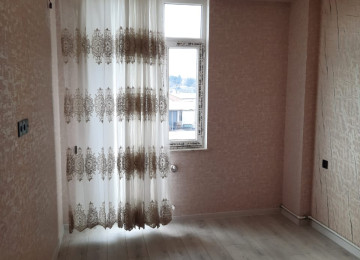 ev Xırdalan şəhərində at heykəlinin yaxınlıqında yerləşir.