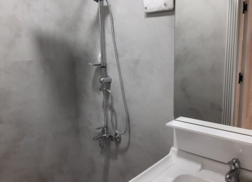 ev Xırdalan şəhərində at heykəlinin yaxınlıqında yerləşir.