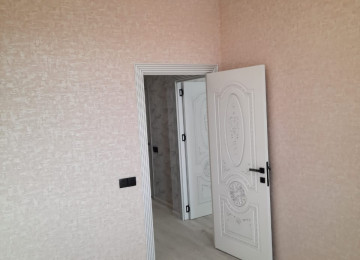 ev Xırdalan şəhərində at heykəlinin yaxınlıqında yerləşir.